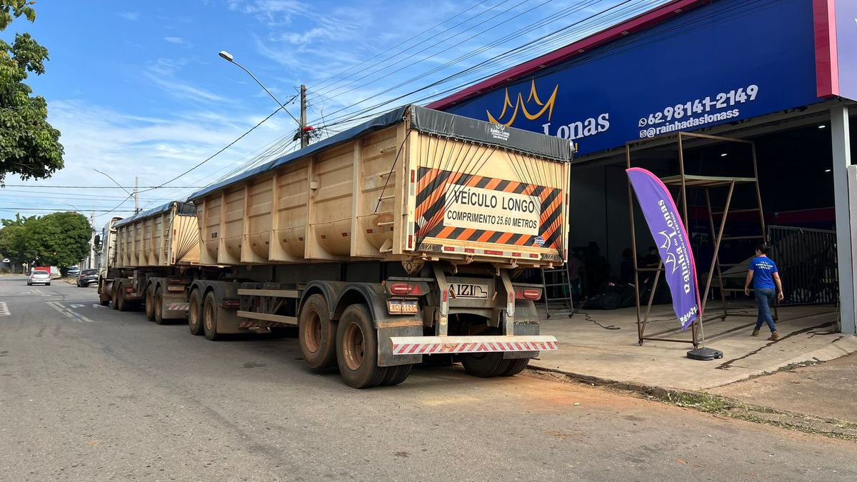 Rodocaçamba com lona escura na fábrica da Rainha das Lonas